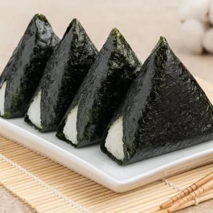 Samgak Gimbap · kimchi